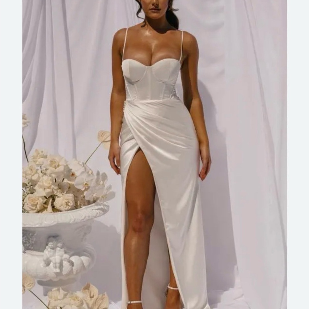 ✨ Meshki Daniella Champagne Satin Cupped Corset Maxi Dress ✨ - Picture 3 of 7
